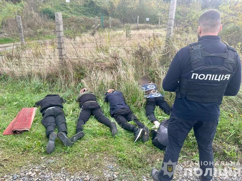 Брали по $6 тис. за послуги: на Закарпатті ліквідували ще один канал незаконного переправлення ухилянтів через кордон. Фото dqxikeidqxitkant