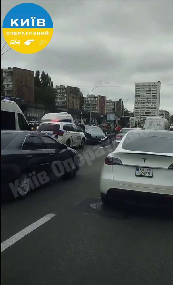 У Києві на Берестейському проспекті сталася ДТП: на місці помітили кілька dqxikeidqxitkant
