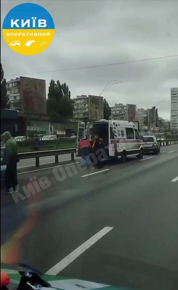 У Києві на Берестейському проспекті сталася ДТП: на місці помітили кілька