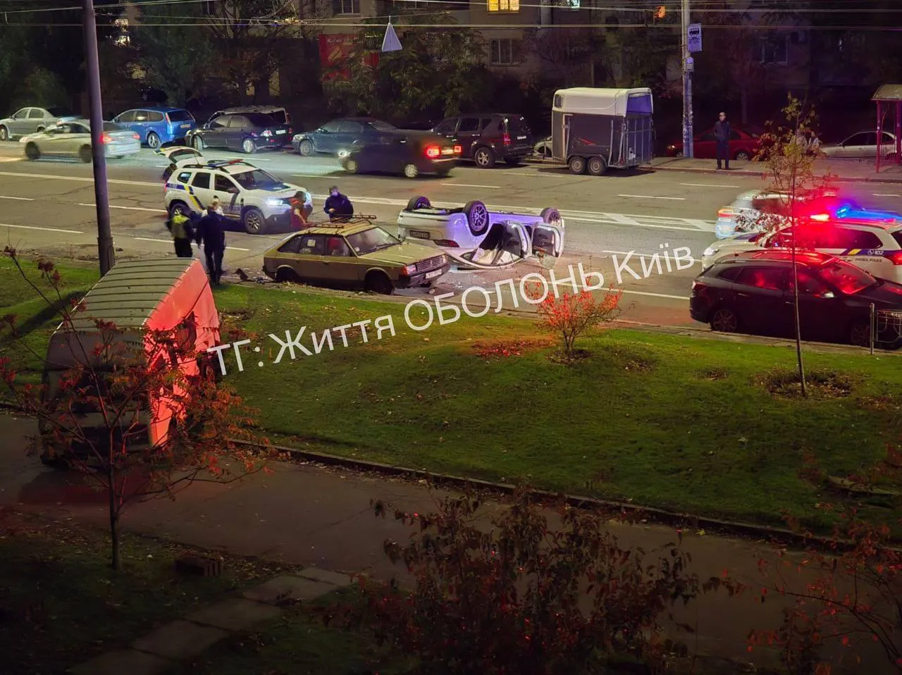 В Киеве Tesla протаранила припаркованный микроавтобус: легковая машина перевернулась, а