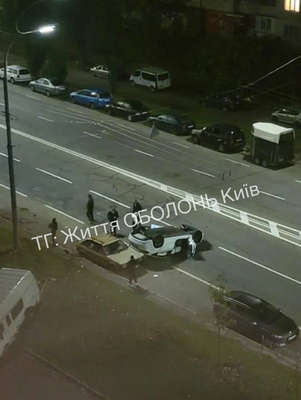 В Киеве Tesla протаранила припаркованный микроавтобус: легковая машина перевернулась, а