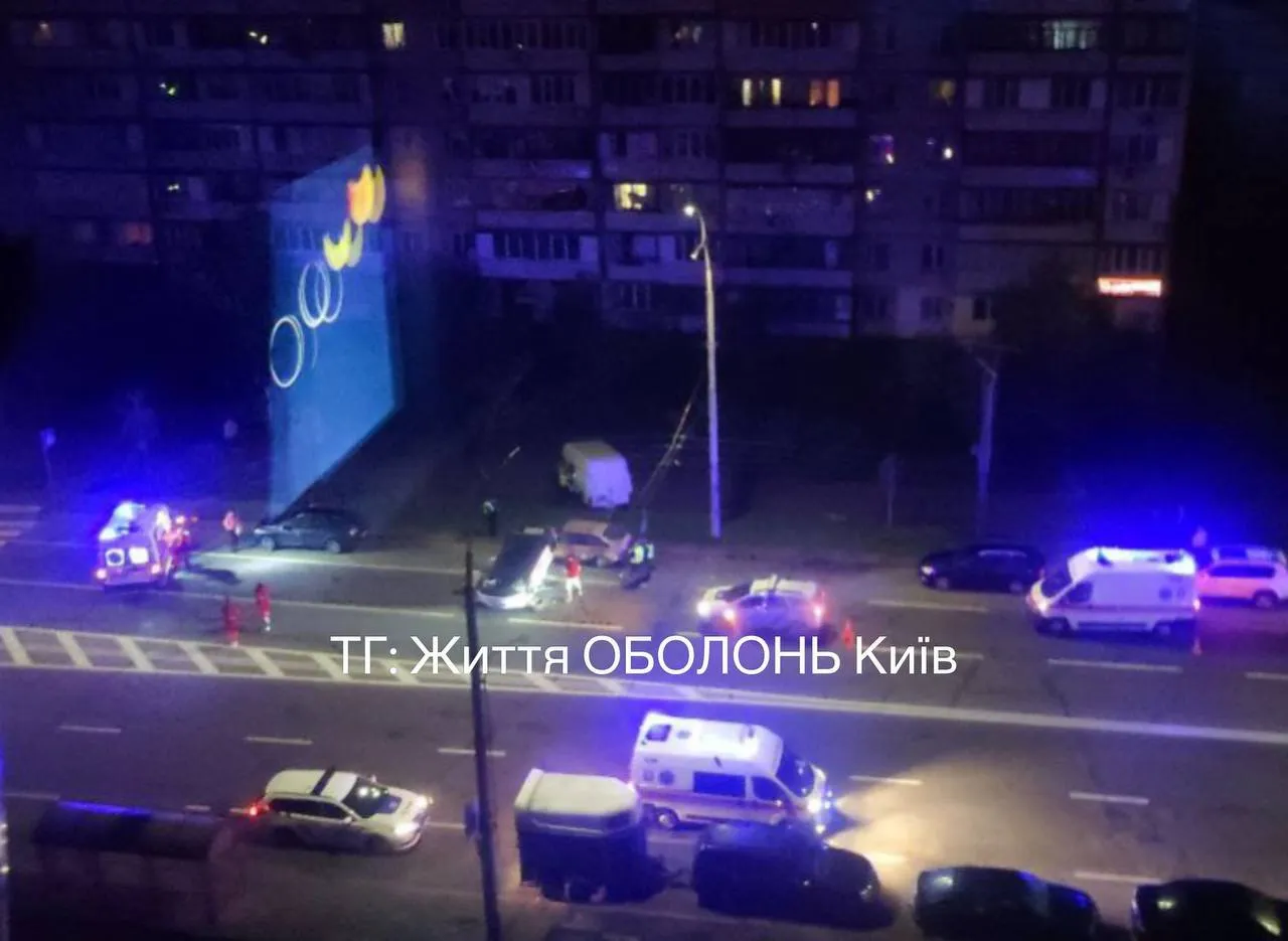 У Києві Tesla протаранила припаркований мікроавтобус: легковик перевернувся, а dqxikeidqxiqqeant