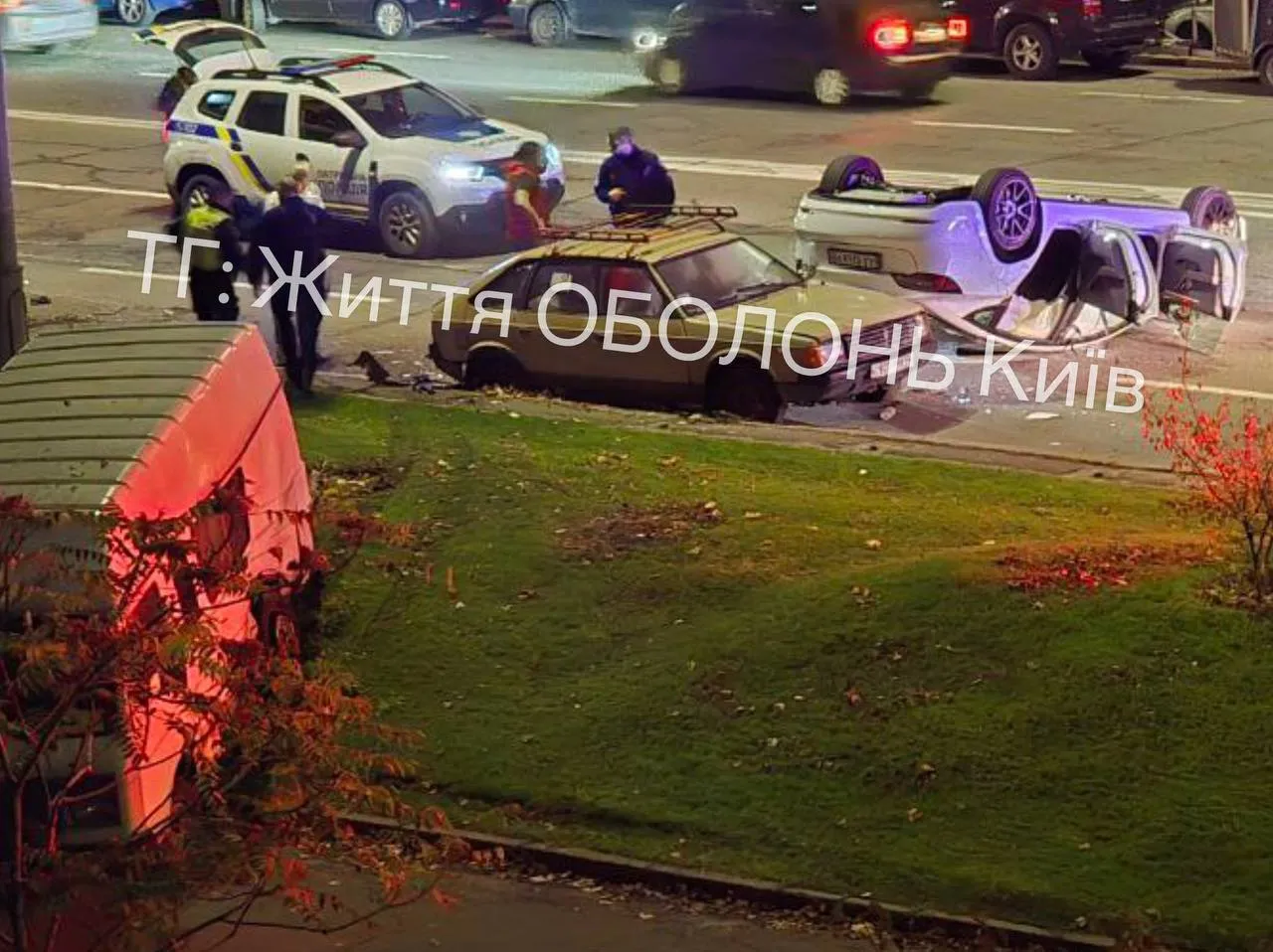 У Києві Tesla протаранила припаркований мікроавтобус: легковик перевернувся, а