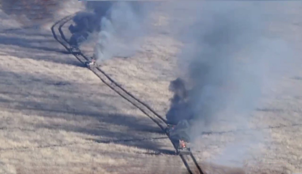 Уничтожена российская бронетехника. Район села Сладкое в Донецкой области. dqxikeidqxiqqeant