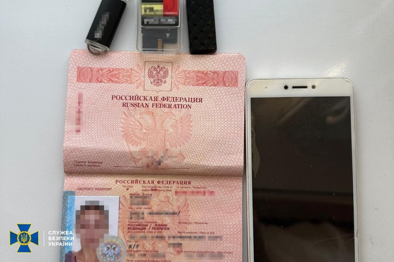 Передавала локації військ: СБУ запобігла втечі з України агентки ФСБ, яка допомагала ворогу наступати на Покровськ. Фото