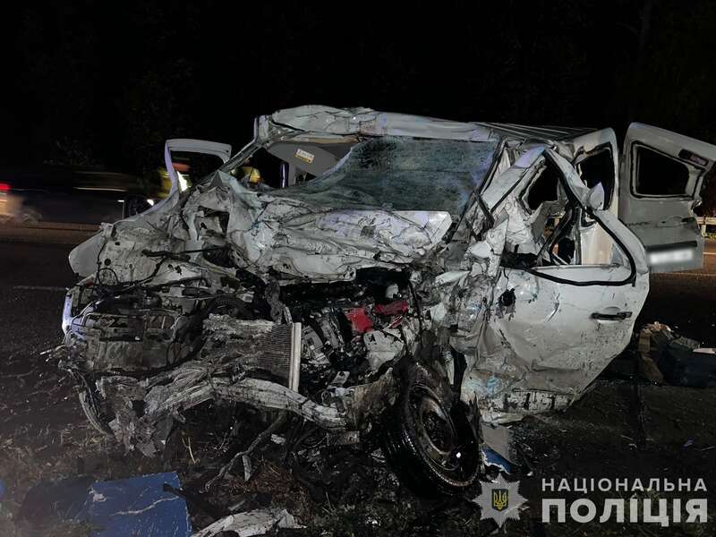 На Вінниччині у ДТП загинули шестеро людей, двоє з них – неповнолітні. Фото, відео і усі подробиці