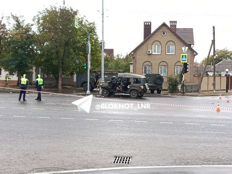 В захваченном Луганске прямо на дороге взорвалась военная машина: момент попал на видео dqxikeidqxitkant