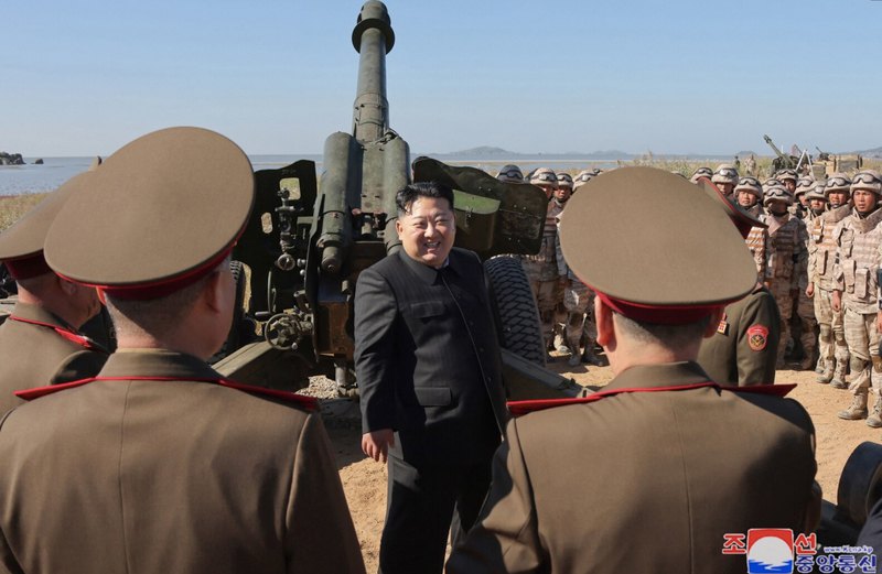 Ким Чен Ын на артиллерийских стрельбах Северокорейской армии. dqxikeidqxitkant