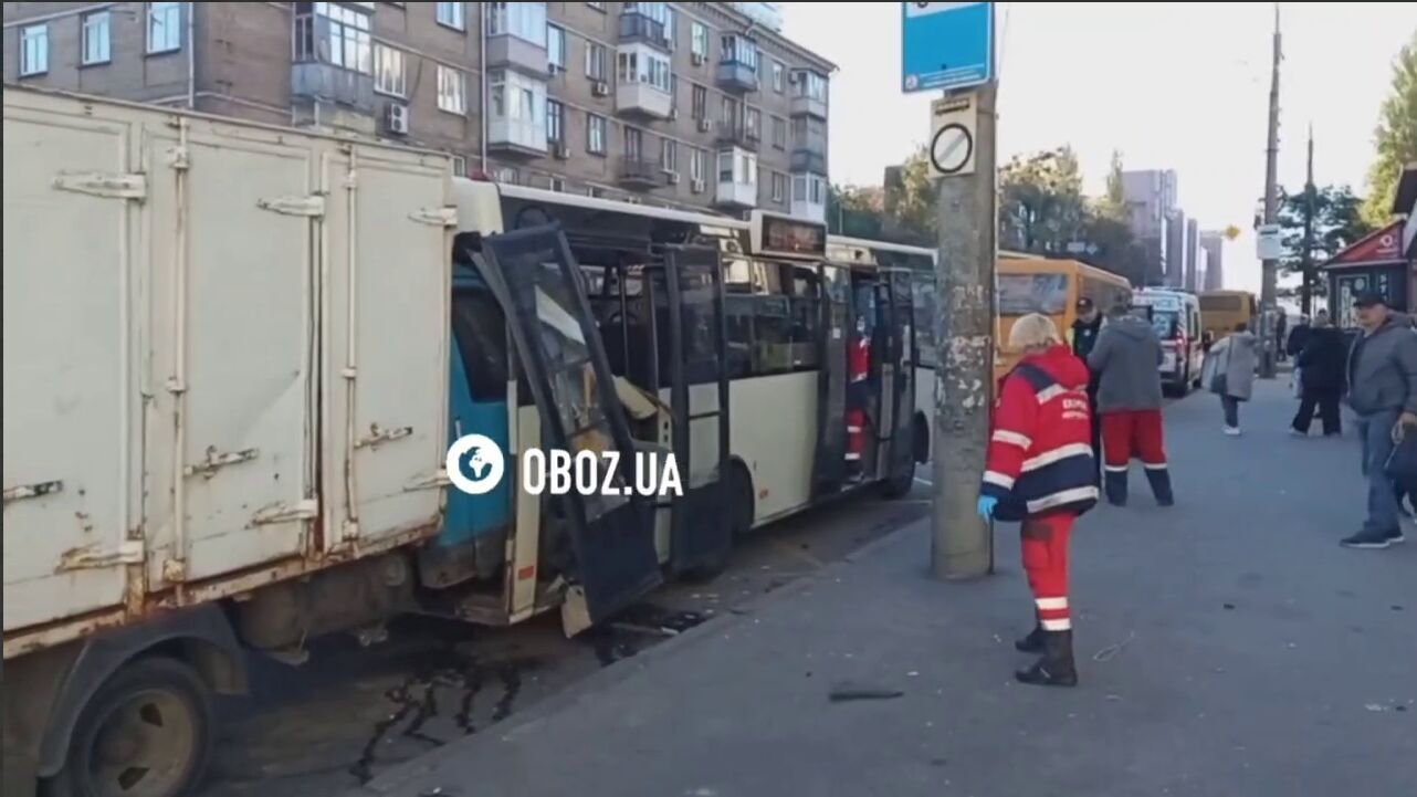 Кабина грузовика полностью оказалась в салоне маршрутки: в Киеве произошла страшная авария. Подробности, фото и видео dqxikeidqxitkant