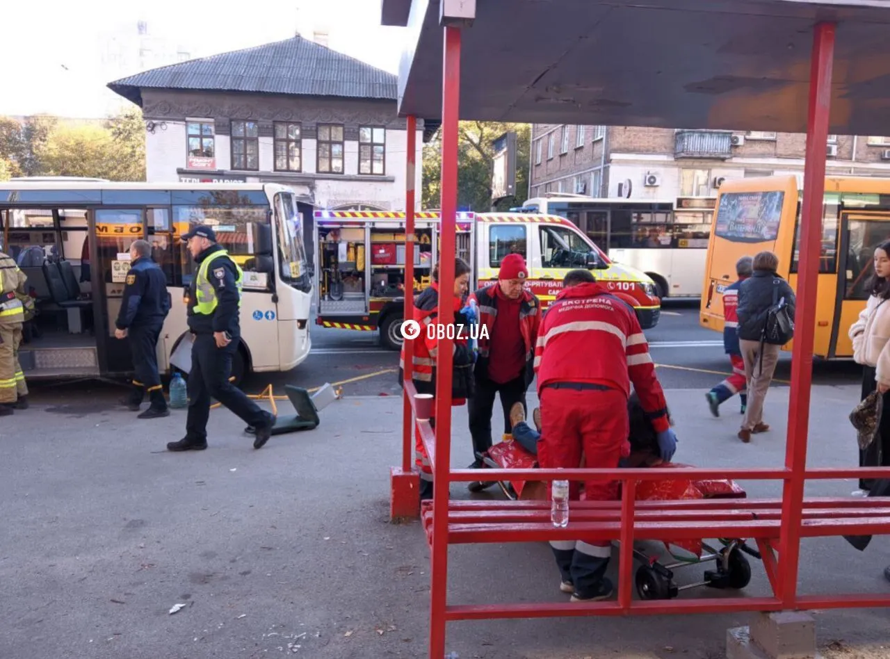 Кабина грузовика полностью оказалась в салоне маршрутки: в Киеве произошла страшная авария. Подробности, фото и видео