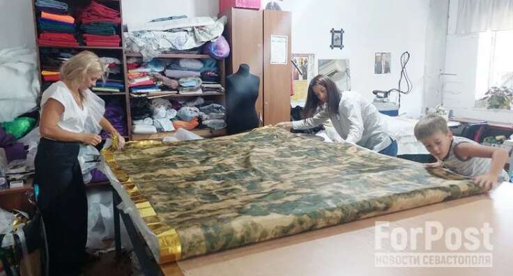 Олена Какалова виготовляє тактичне покривало. Фото: Пелагея Попова|ForPost