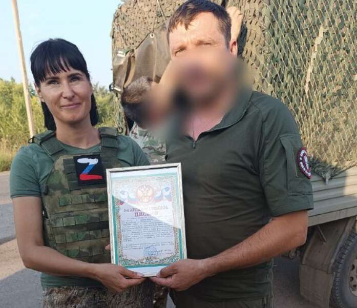 Анастасія Солодовникова отримує подяку від російських військових, 2023 р. Фото: dzen.ru