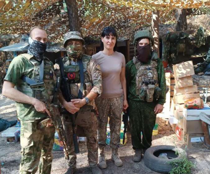 Анастасія Солодовникова передає загарбникам “гуманітарний вантаж”, літо 2023 р. Фото: dzen.ru