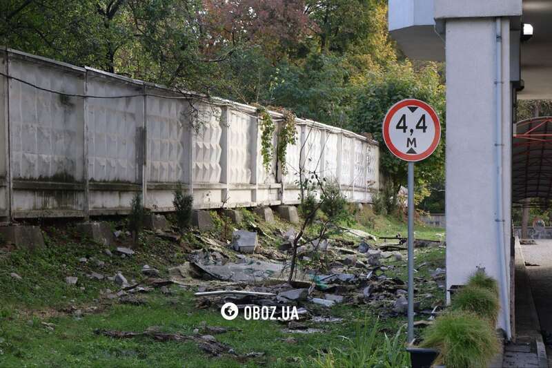 Діра замість вікна та страшні сліди пожежі: наслідки атаки РФ на багатоповерхівку в Києві. Фото та відео