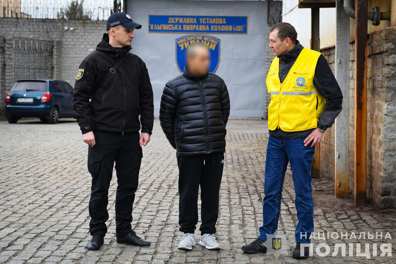 Полиция выпроваживает осужденного гражданина КНР Полиция выпроваживает осужденного гражданина КНР dqxikeidqxitkant