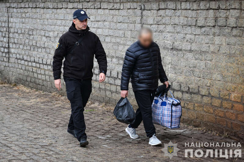 Полиция выпроваживает осужденного гражданина КНР