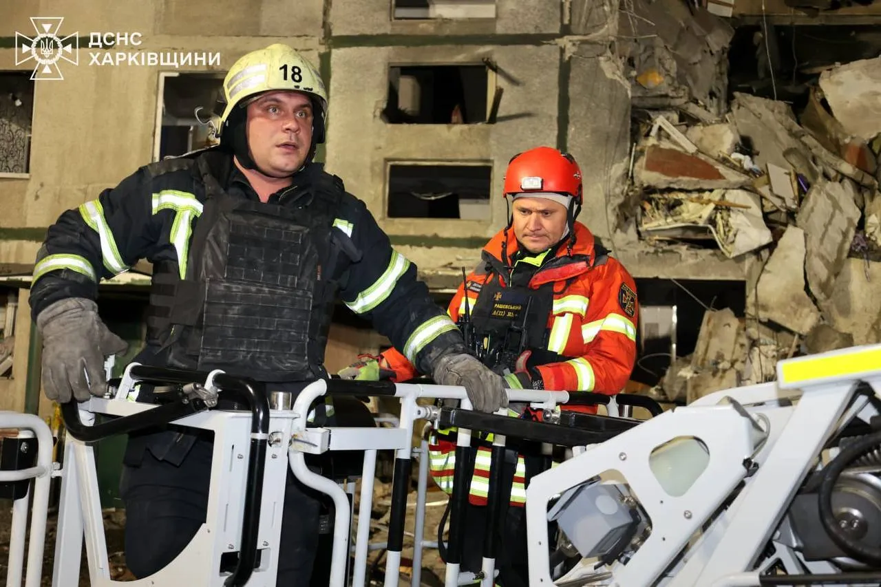 Russians destroyed a multi-story building in Kharkiv with a CAB: two people died, dozens were injured. Photo and video