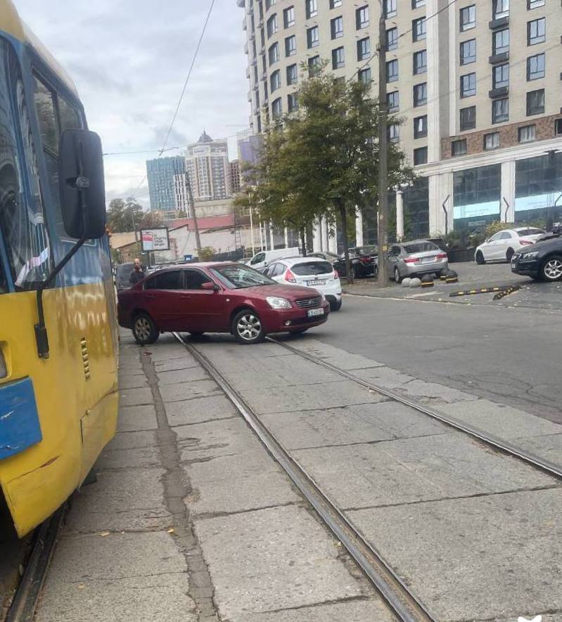 У Києві сталася ДТП з участю трамвая та легковика: рух електротранспорту перекрито. Подробиці, фото та відео dqxikeidqxiqqeant