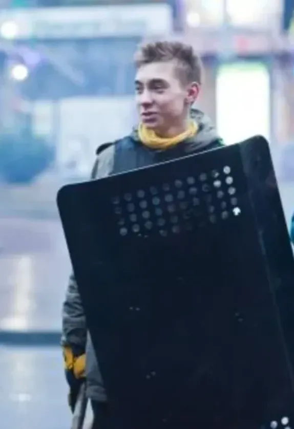 В гроб положили шлем с камерой: в Киеве прощались с сержантом Андреем Романюком, который погиб на фронте. Фото и видео