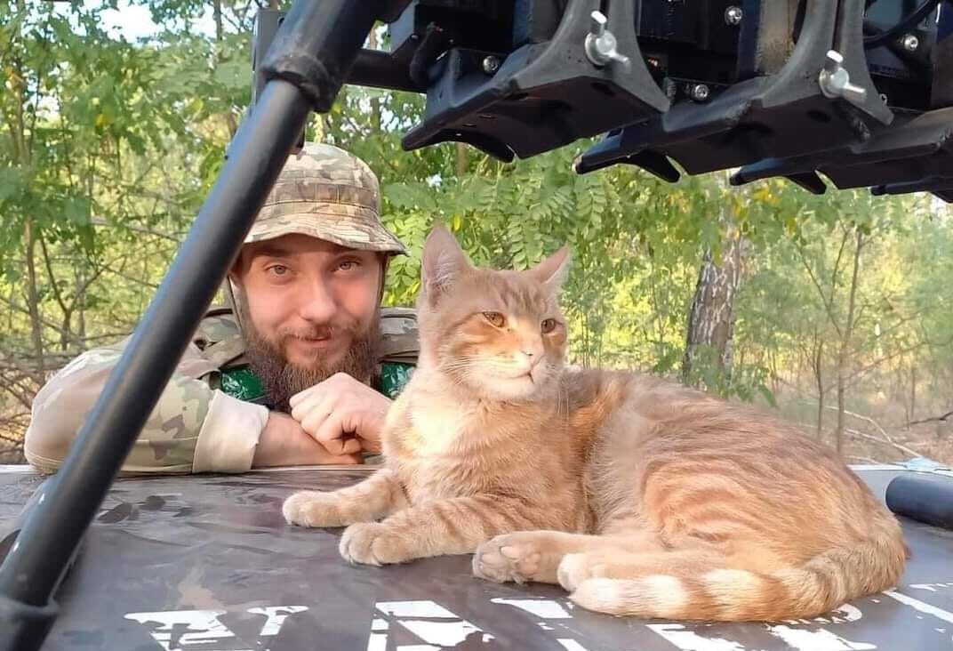 В гроб положили шлем с камерой: в Киеве прощались с сержантом Андреем Романюком, который погиб на фронте. Фото и видео