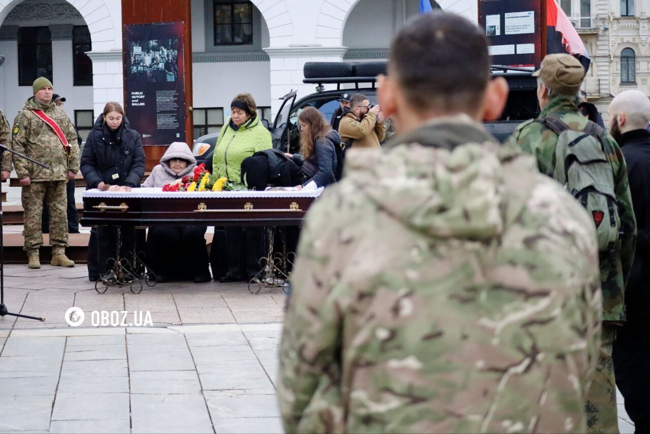 В гроб положили шлем с камерой: в Киеве прощались с сержантом Андреем Романюком, который погиб на фронте. Фото и видео
