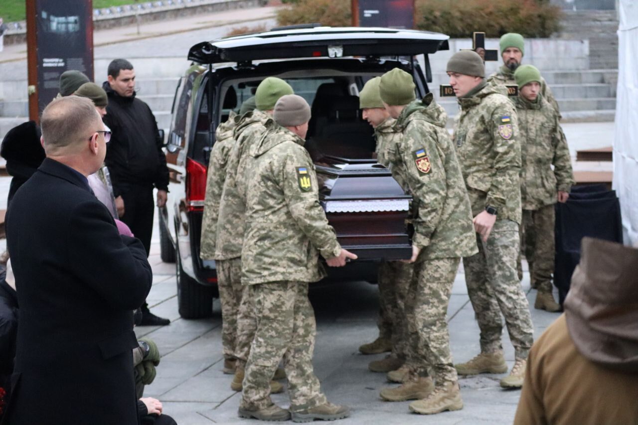 В гроб положили шлем с камерой: в Киеве прощались с сержантом Андреем Романюком, который погиб на фронте. Фото и видео