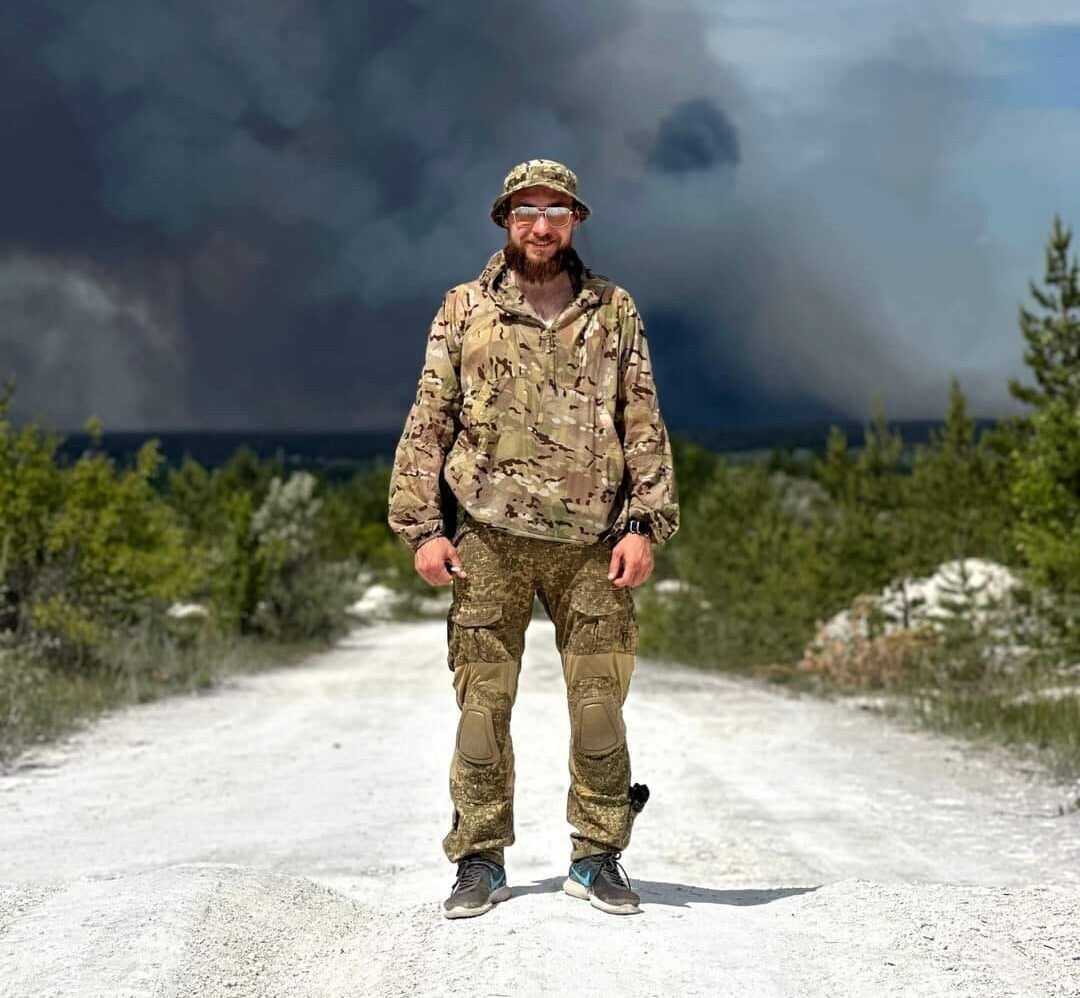 В гроб положили шлем с камерой: в Киеве прощались с сержантом Андреем Романюком, который погиб на фронте. Фото и видео