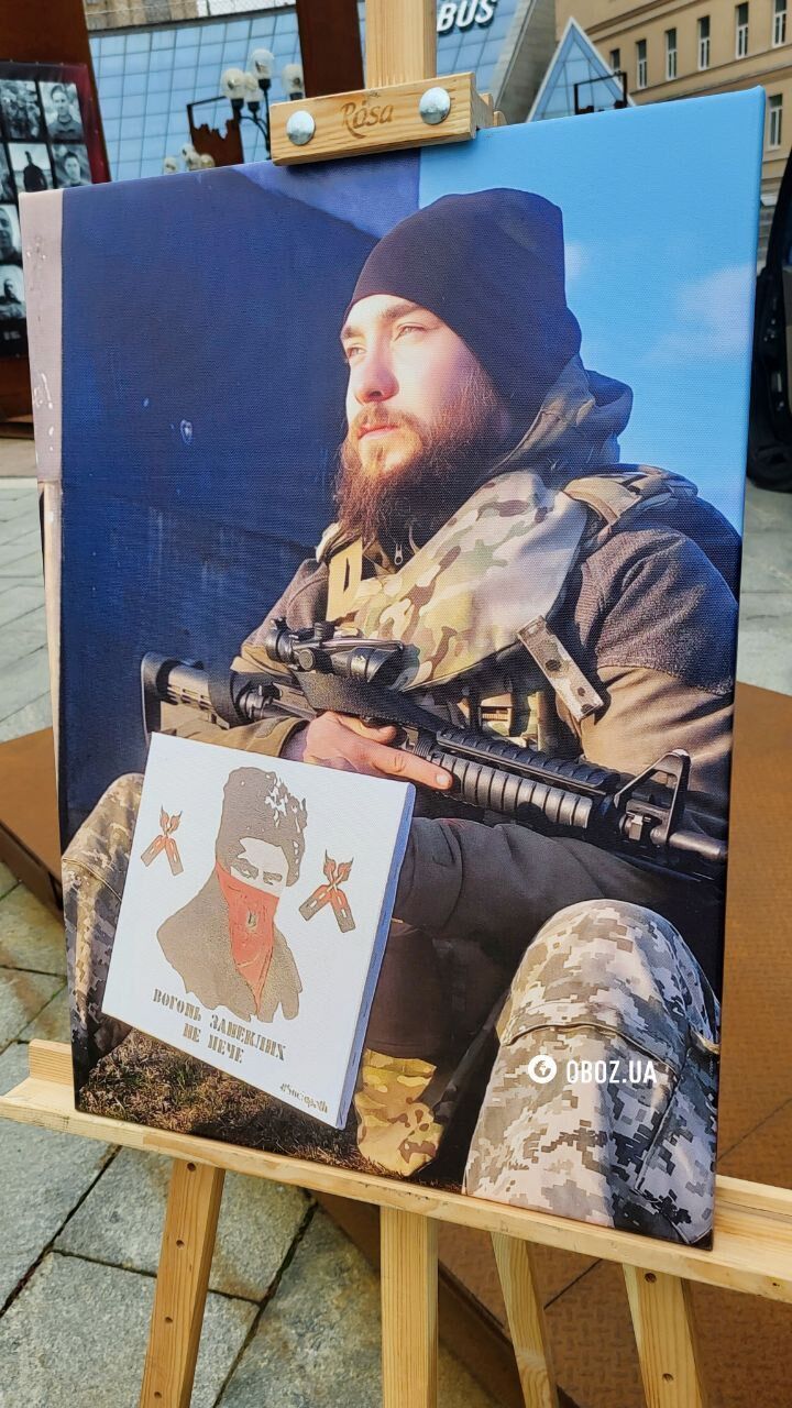 В гроб положили шлем с камерой: в Киеве прощались с сержантом Андреем Романюком, который погиб на фронте. Фото и видео