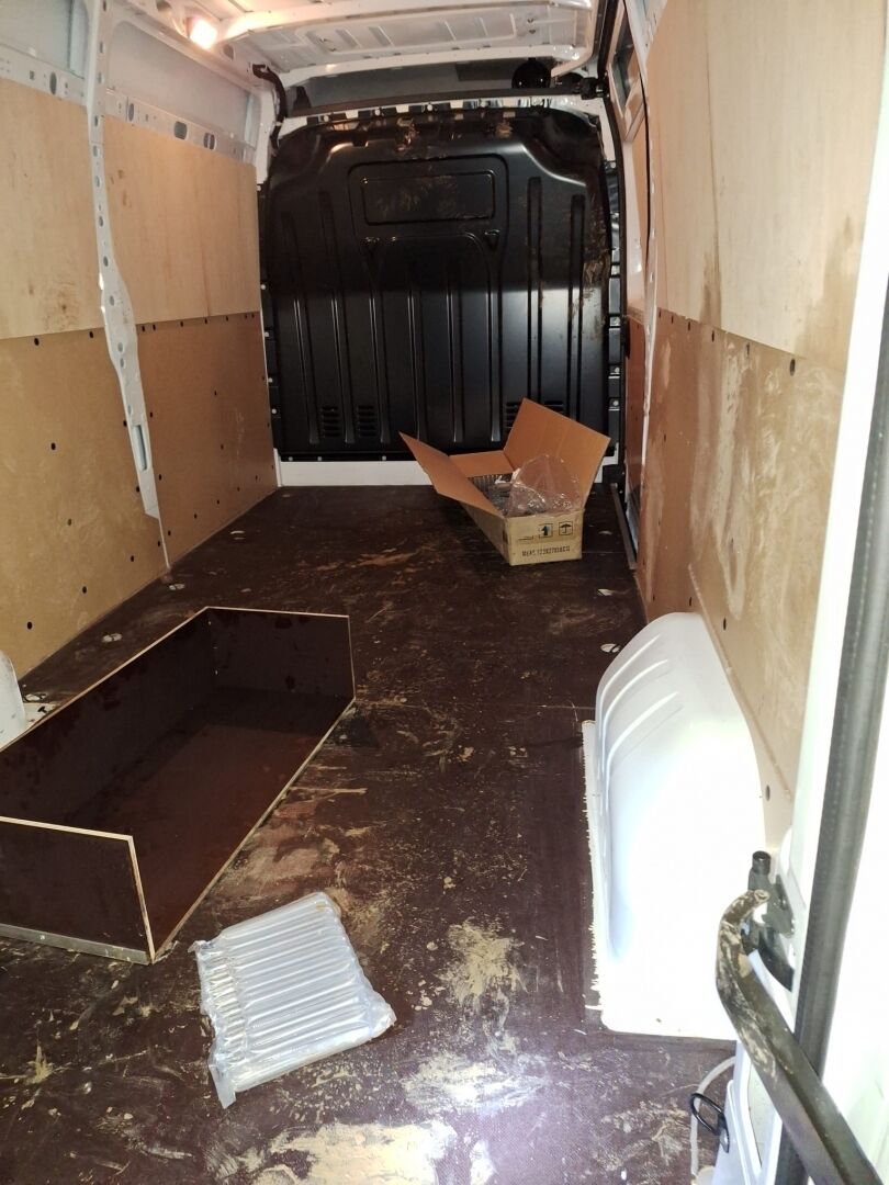 Renault Master with violators inside