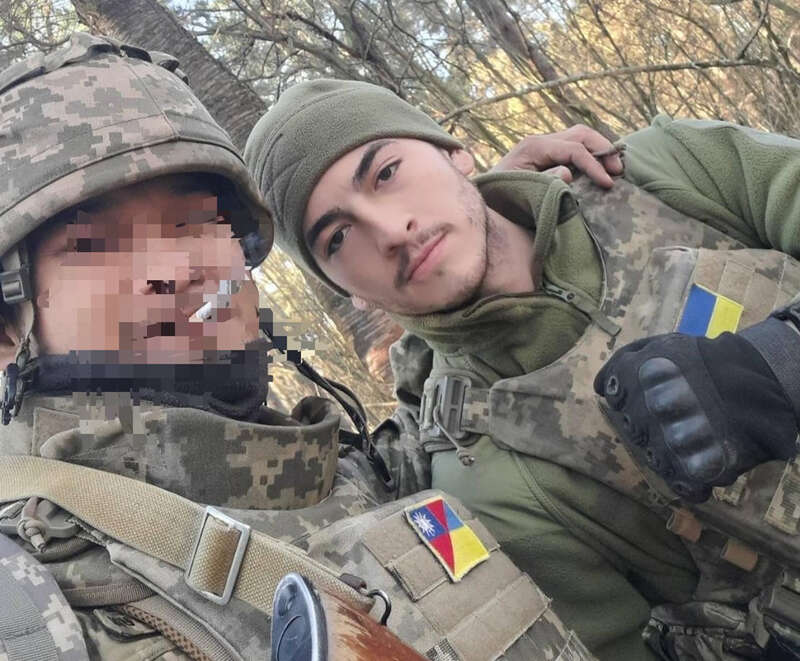 吳忠達與烏克蘭同袍在戰場上合影。(翻攝中華民國海軍陸戰隊備役士官長全國協會臉書) dqxikeidqxitkant