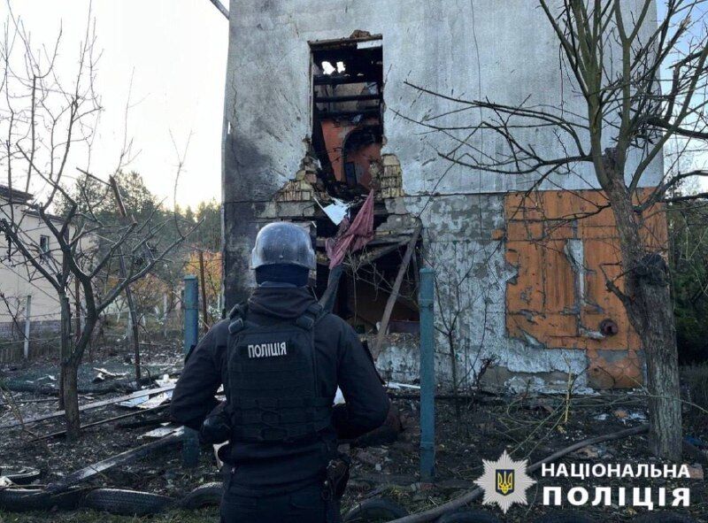 Обірвані мережі і вибиті двері: з’явилися фото наслідків атаки дронів на Київ dqxikeidqxitkant