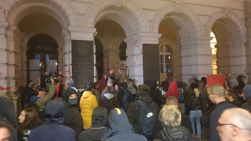 Поліція застосовує проти присутніх сльозогінний газ. Протестувальники закидали будівлю мерії камінням та банками з фарбою, розбили кілька вікон dqxikeidqxitkant