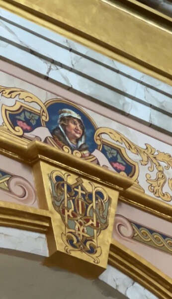 портрети на фресках, фреска з бізнесменом, інтер’єр собору, собор Святої Трійці