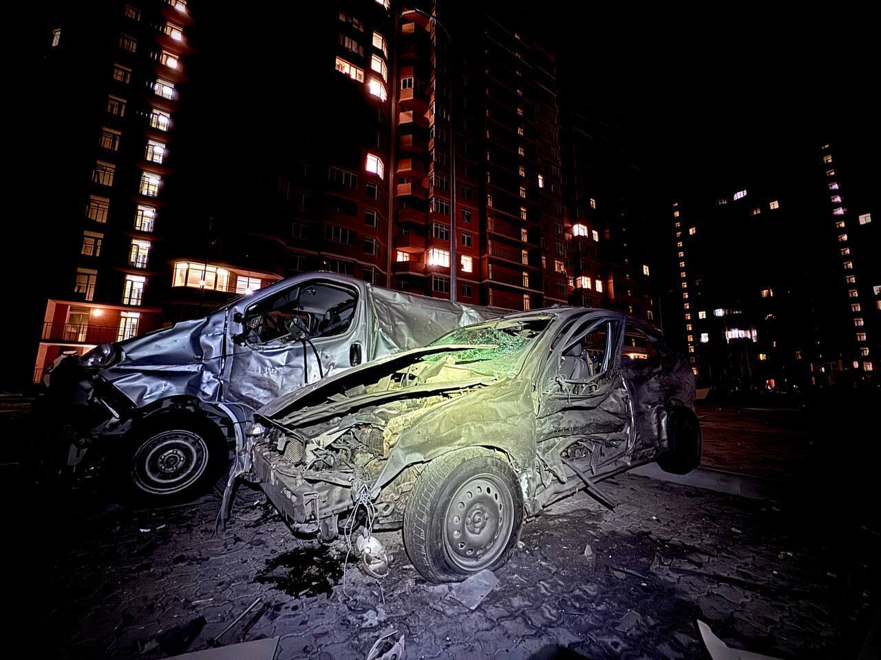 Russia attacked Odesa with drones: several multi-story buildings, administrative buildings, and vehicles were damaged. Video and photos dqxikeidqxitkant