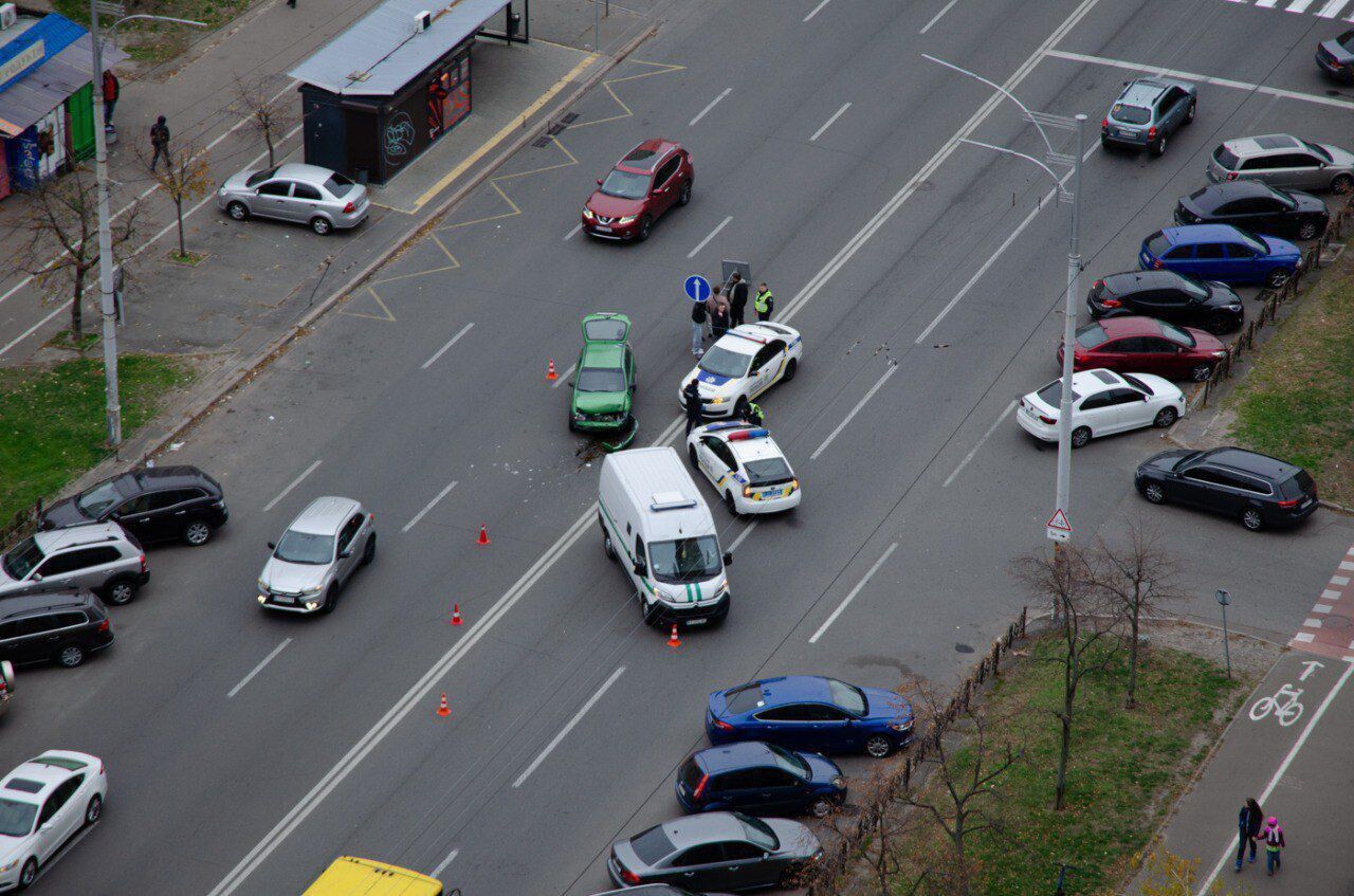 У Києві на Троєщині зіштовхнулися легковик та машина інкасаторів. Подробиці аварії та фото