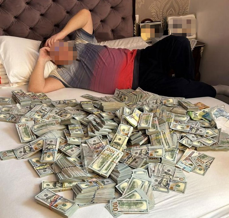 During the searches, the husband of the head of the Khmelnytskyi region’s MSEC, Volodymyr Krupa, was found in a strange position next to a pile of currency confiscated in the family apartment dqxikeidqxitkant