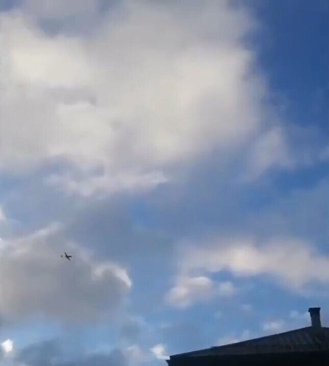 Упал на дома: российская ПВО сбила дрон прямо над частным сектором в Подмосковье. Видеофакт dqxikeidqxiqqeant