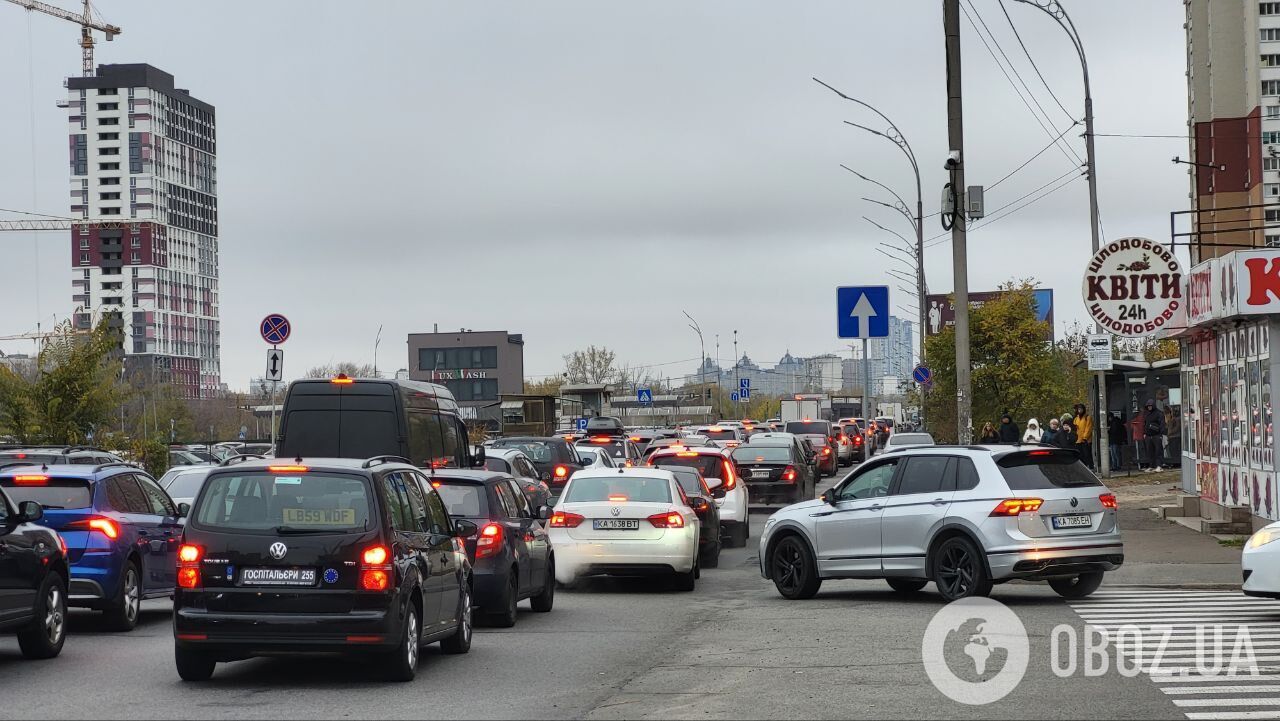 В Киеве из-за воздушной тревоги на дорогах образовались многочисленные пробки. Фото