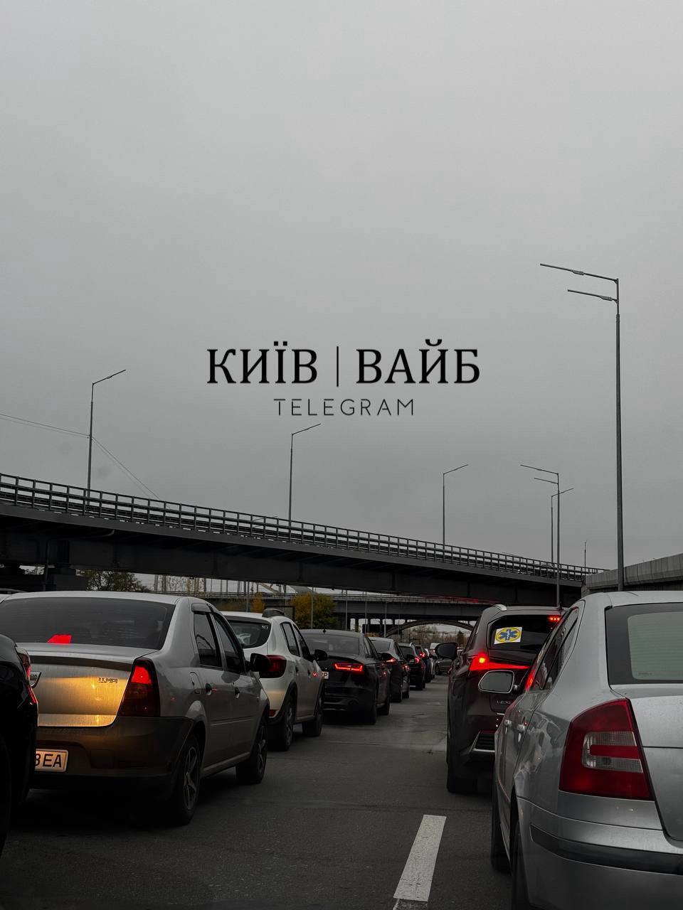 В Киеве из-за воздушной тревоги на дорогах образовались многочисленные пробки. Фото