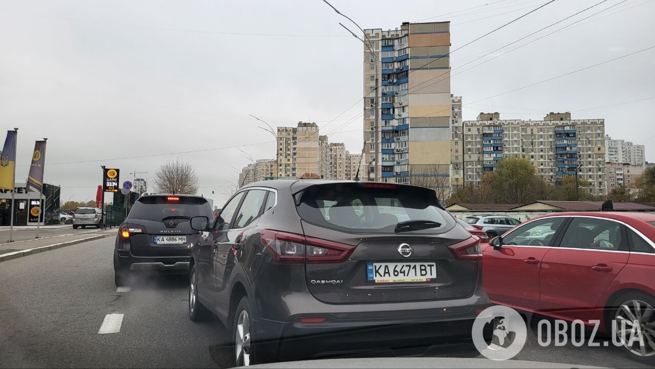 У Києві через повітряну тривогу на дорогах утворилися численні затори. Фото dqxikeidqxitkant