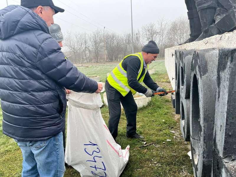 Больше не Червоноград: в Шептицком на Львовщине с памятника шахтёру демонтирована старая надпись. Фото dqxikeidqxitkant