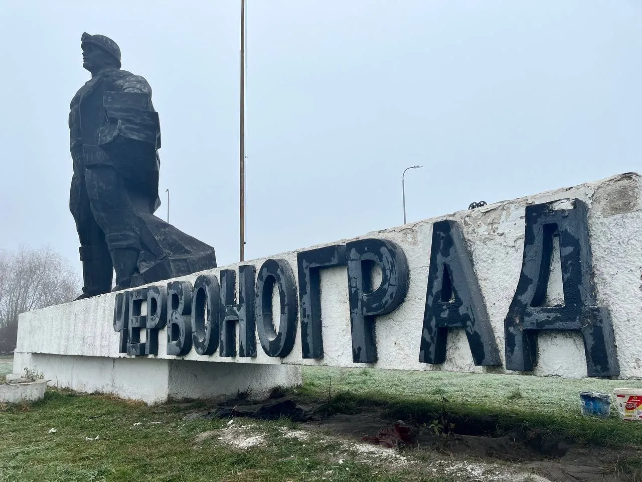 Больше не Червоноград: в Шептицком на Львовщине с памятника шахтёру демонтирована старая надпись. Фото