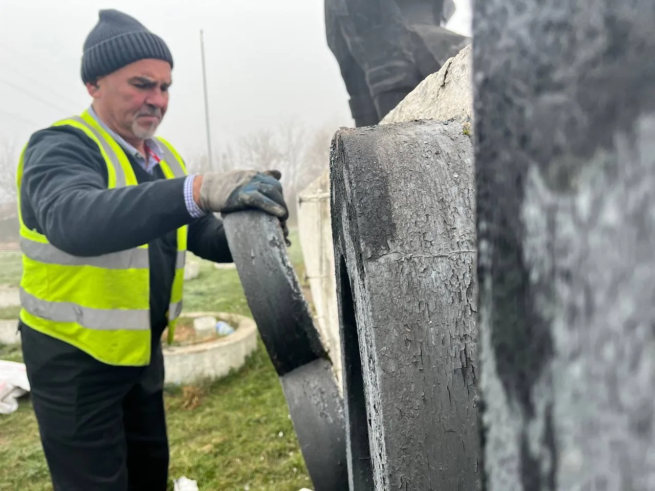 Больше не Червоноград: в Шептицком на Львовщине с памятника шахтёру демонтирована старая надпись. Фото