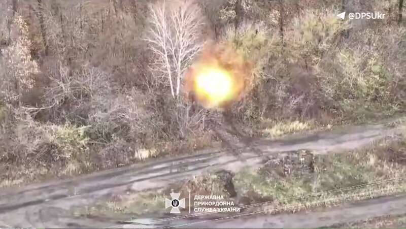 Отработал FPV-дрон: пограничники уничтожили вражеский БТР-70. Видео