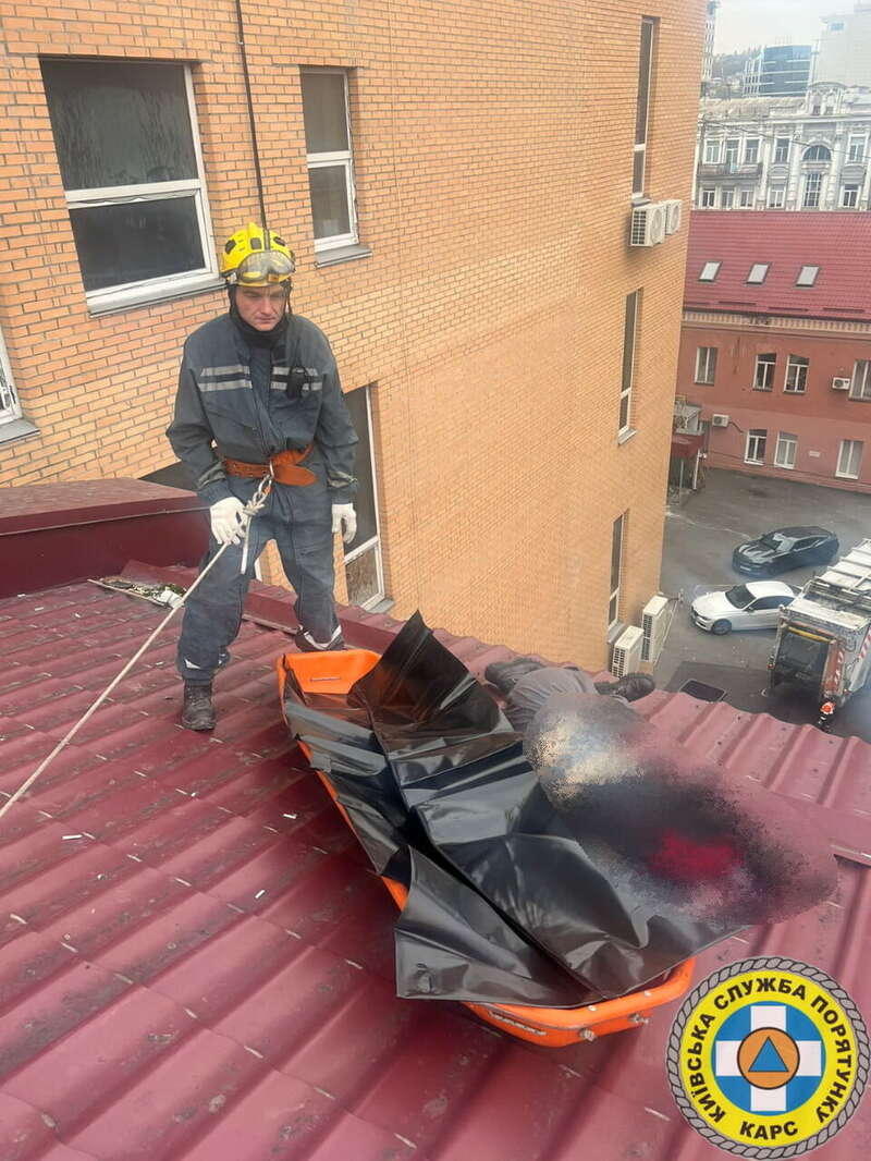В Киеве на крыше трехэтажного дома обнаружили тело девушки. Подробности трагедии