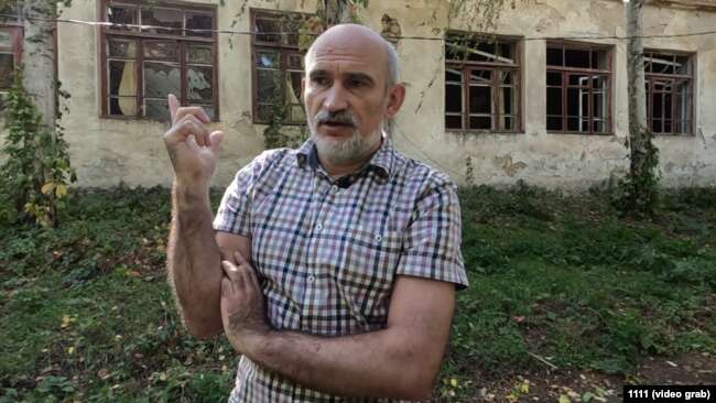 Краевед Сергей Дьяченко возле поврежденного памятника архитектуры в селе Нововоронцовка на Херсонщине dqxikeidqxitkant