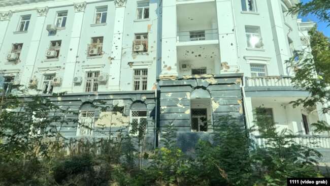 Поврежденное во время обстрелов Херсона здание морского колледжа