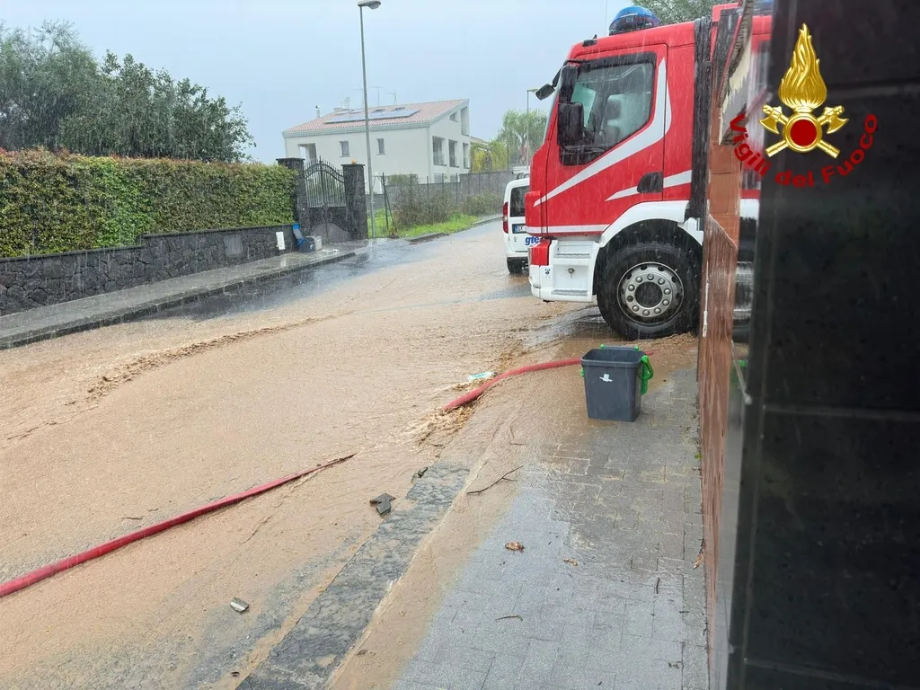 Вода смывала авто и затапливала дома: на Сицилии случилось мощное наводнение. Фото и видео