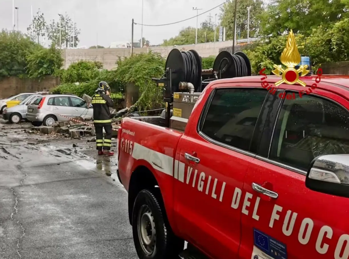 Вода смывала авто и затапливала дома: на Сицилии случилось мощное наводнение. Фото и видео dqxikeidqxiqqeant