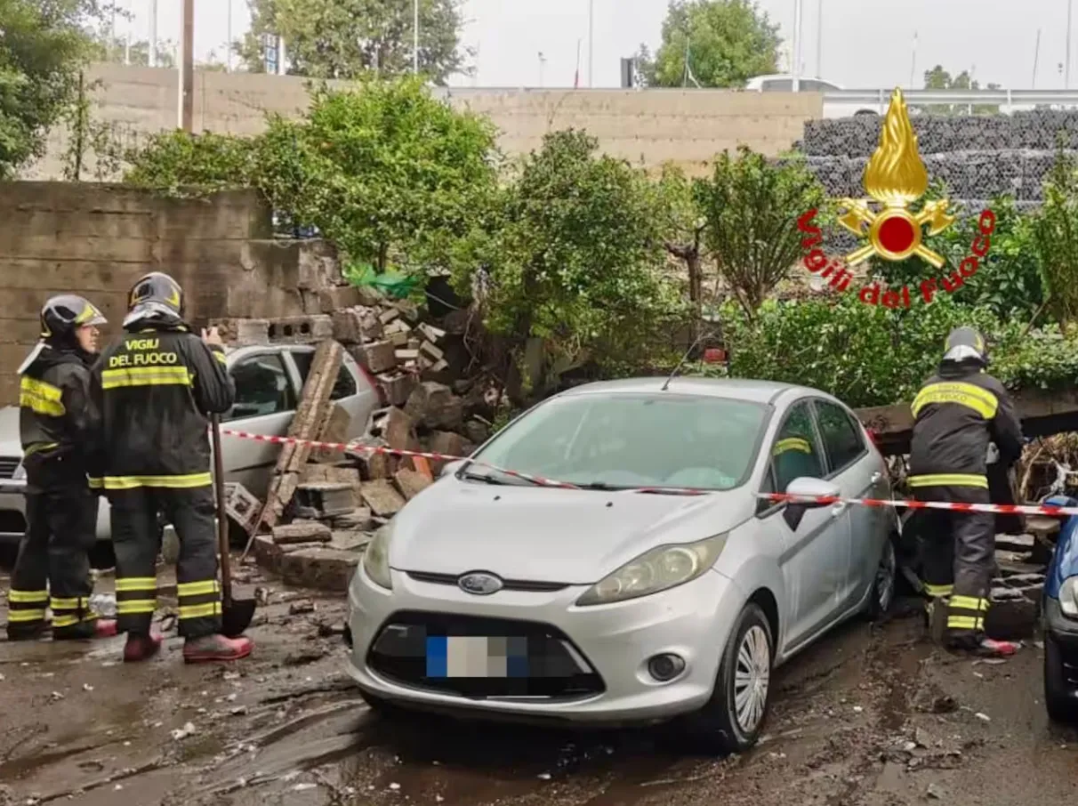 Вода смывала авто и затапливала дома: на Сицилии случилось мощное наводнение. Фото и видео